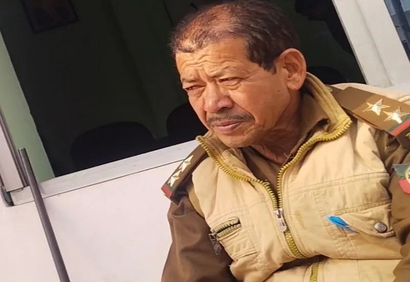 रामपुर : वनकर्मी ने दरोगा पर झोंका फायर, बाल-बाल बचे